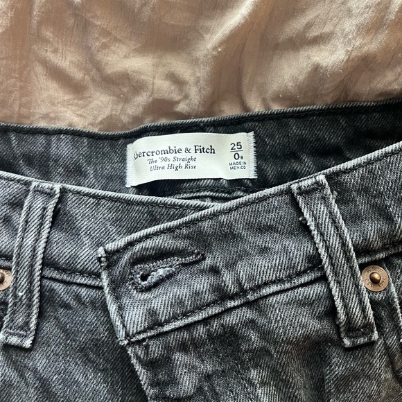 NWOT Abercrombie & Fitch 90’s straight ultra high rise jeans - Picture 3 of 3